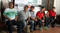 Jajaran petinggi manajemen Bhayangkara Surabaya United, ada Gede Widiade dan Irjen Pol Condro Kirono. (Bola.com/Fahrizal Arnas)
