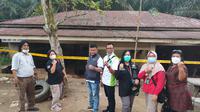 Tim Gabungan yang diberi nama Tim Peduli Buruh Sumatera Utara (PBSU) saat meninjau langsung kerangkeng manusia di rumah Bupati Langkat nonaktif, Terbit Rencana Perangin Angin, di Desa Raja Tengah, Kecamatan Kuala, Langkat, Sumut, Jumat, 28 Januari 2022