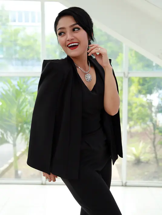 Sebagai penyanyi yang telah lama, ia mengaku dekat dengan para pendatang baru satu lebel bahkan dengan yang sudah keluar dari label. Ia mengaku sering latihan bareng atau sekedar hangout dengan pendatang baru. (Deki Prayoga/Bintang.com)