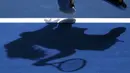 Bayangan petenis AS, Serena Williams, saat menghadapi petenis putri Rusia, Maria Sharapova, dalam perempatfinal tenis Australia Terbuka 2016 di Melbourne Park, Australia, (26/1/2016). (Action Images via Reuters/Jason O'Brien)
