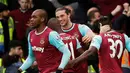 Pemain West Ham United merayakan gol yang dicetak Andy Carrol dalam lanjutan Liga Inggris di Stadion Stamford Bridge, London, Sabtu (19/3/2016). (Reuters/John Sibley)