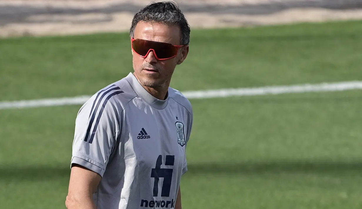 Pelatih Spanyol Luis Enrique tiba untuk sesi latihan di Ciudad del Futbol di Las Rozas dekat Madrid (3/7/2021). Spanyol akan menghadapi Italia pada babak semifinal Euro 2020  di Stadion Wembley, Inggris. (AFP/Javier Soriano)