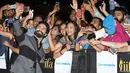 Aktor Shahid Kapoor berswatafoto dengan penggemar pada malam penghargaan IIFA 2017 di Stadion MetLife, East Rutherford, New Jersey, Minggu (16/7). Ajang penghargaan IIFA sering mendapat julukan Oscar Bollywood dari para penggemarnya. (AP/Charles Skykes)