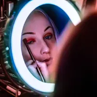 ilustrasi kesalahan saat membersihkan riasan mata/pexels