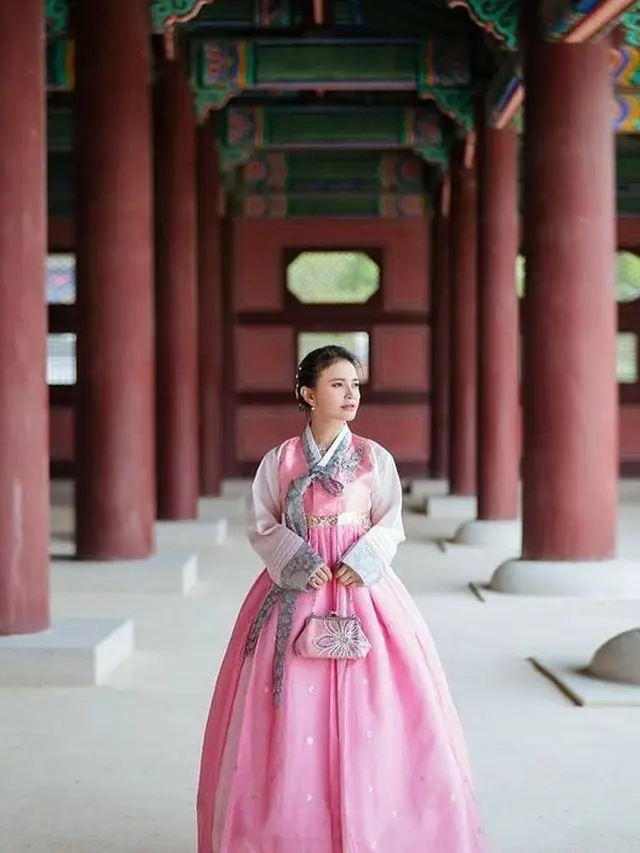 Rossa tampak anggun mengenakan hanbok bernuansa pink (Instagram/ itsrossa910)