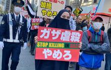 Penuh Haru, Intip Momen Zaskia Adya Mecca Ikut Aksi Dukung Palestina saat Liburan di Jepang