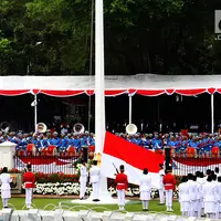 Pasukan Pengibar Bendera Pusaka (Paskibraka) bersama Pasukan Pengamanan Presiden (Paspampres) mengibarkan bendera Merah Putih dalam Upacara Peringatan Detik-detik Proklamasi 17 Agustus di Istana Merdeka, Jakarta, Kamis (17/8). (Liputan6.com/Pool)