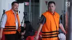 Dua anggota DPRD Kota Malang Sokarno (depan) dan Mohan Katelu (belakang) usai menjalani pemeriksaan di gedung KPK, Jakarta, Jumat (13/07). Keduanya diperiksa terkait kasus dugaan suap pembahasan APBD-P Pemkot Malang TA. 2015. (Merdeka.com/Dwi Narwoko)
