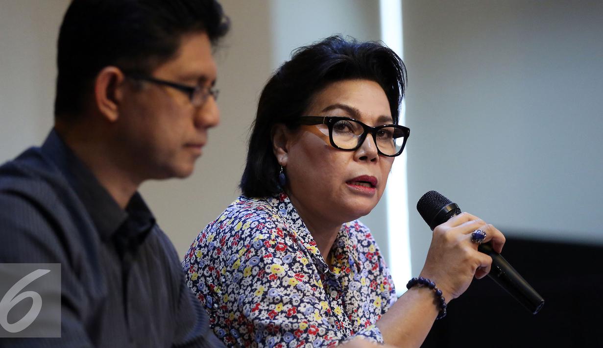 Pimpinan KPK, Basaria Panjaitan memberikan keterangan pers saat rilis hasil OTT terkait kasus dugaan korupsi di Dinas Pendidikan Kabupaten Kebumen, Jakarta, Minggu (16/10). KPK berhasil mengamankan barang bukti uang Rp 70 juta (Liputan6.com/Johan Tallo)