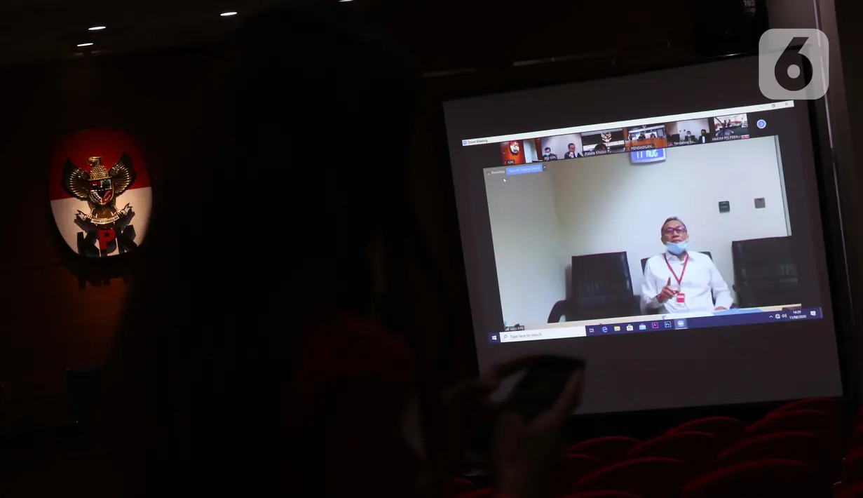 Layar monitor menampilkan Ketua Umum PAN, Zulkifli Hasan saat bersaksi secara daring pada sidang dugaan korupsi pengajuan revisi alih fungsi hutan menjadi lahan sawit di Provinsi Riau pada 2014 yang digelar di PN Pekanbaru, Gedung KPK Jakarta, Selasa (11/8/2020). (Liputan6.com/Helmi Fithriansyah)