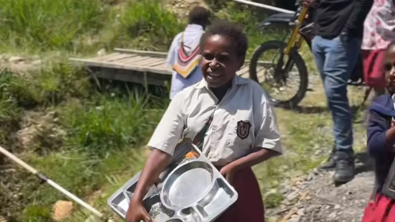 Momen Anak-anak di Papua Ikut Membereskan Rantang Makan Bergizi Gratis, Warganet Singgung Soal Ayam Teriyaki