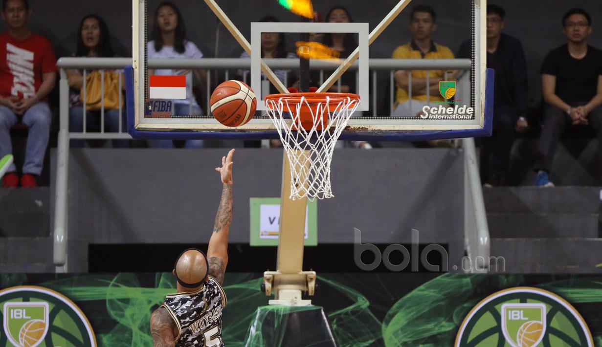 Pemain CLS Knights, Mario Wyusang melakukan lay up saat melawan Satria Muda  pada laga semifinal IBL di Britama Arena, Kelapa Gading, Jakarta, Minggu (23/4/2017). Satria Muda menang 74-69. (Bola.com/Nicklas Hanoatubun)