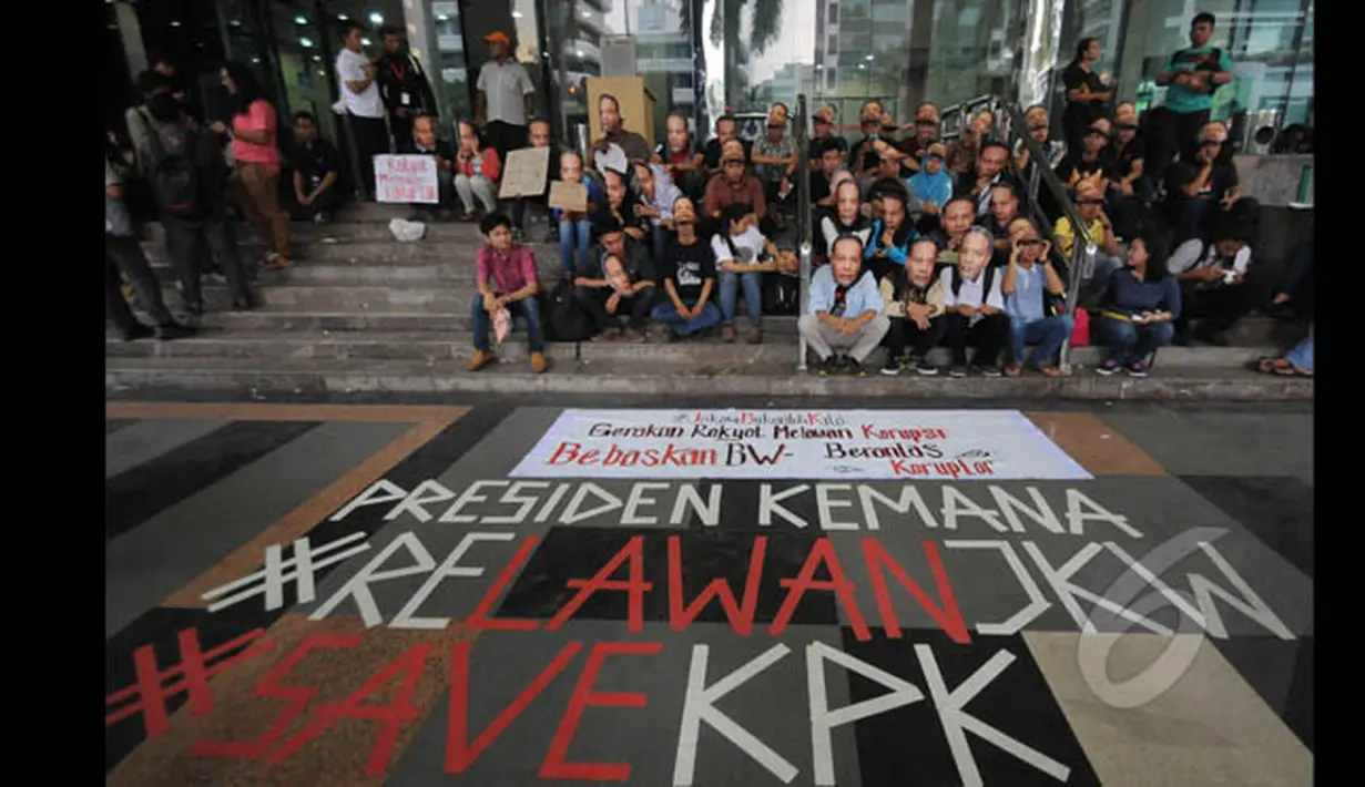 Puluhan pegiat Antikorupsi mengenakan topeng Wakil Ketua KPK, Bambang Widjojanto saat menggelar aksi di Gedung KPK, Jakarta, Sabtu (24/1/2015). (Liputan6.com/Herman Zakharia)