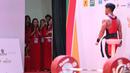 Yang pasti, kehadiran mereka yang mendukung para lifter yang berlaga dengan senyum dan tepukan tangan telah menjadi bagian dari suksesnya Rahmat Erwin Abdullah mempertahankan medali emas SEA Games di kelas 73 kg putra. (Bola.com/Ikhwan Yanuar)