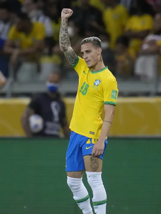 Gelandang Brasil, Antony berselebrasi usai mencetak gol ke gawang Paraguay pada laga Kualifikasi Piala Dunia 2022 zona CONMEBOL di stadion Mineirao di Belo Horizonte, Brasil, Rabu (2/2/2022). Brasil menang atas Paraguay 4-0. (AP Photo/Andre Penner)