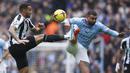 Bek Manchester City, Kyle Walker (kanan) berebut bola dengan striker Newcastle United, Callum Wilson pada laga lanjutan Liga Inggris 2022/2023 di Etihad Stadium, Manchester, Sabtu (4/3/2023) malam WIB. (AP Photo/Dave Thompson)
