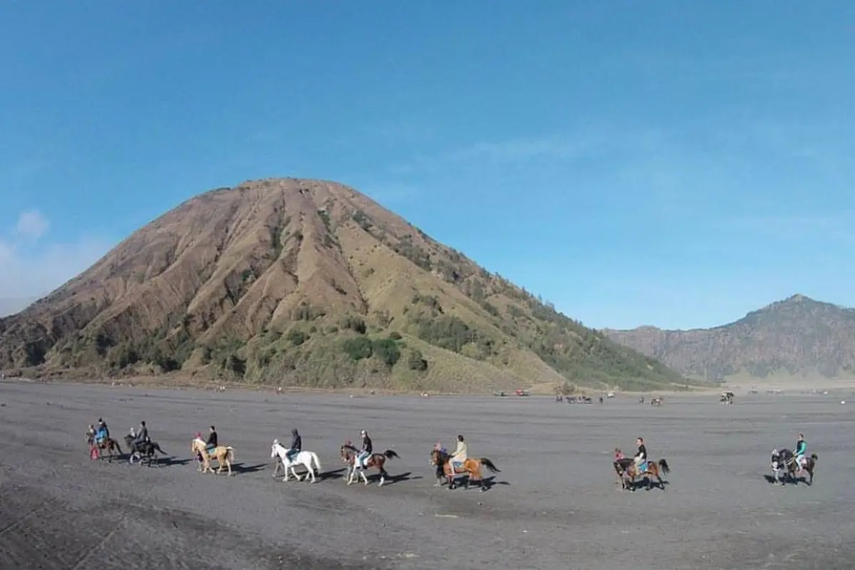 Gunung Batok terletak berdekatan dengan Gunung Bromo dan Gunung Semeru.