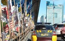 Polisi Minta Pengurus Partai Rapikan 18 APK Roboh di Flyover Mampang