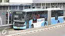 Bus Transjakarta melintas di Jalan Ir H Juanda, Jakarta, Sabtu (19/11). Jam operasional bus Transjakarta diperpanjang hingga pukul 23.00 untuk penuhi kebutuhan aktivitas masyarakat di malam hari. (Liptan6.com/Yoppy Renato)