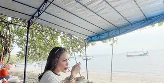 Momo Geisha beserta keluarga menikmati liburan dengan makan lesehan di Malang, Jawa Timur [@therealmomogeisha]