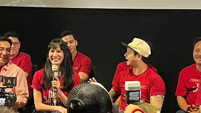 Aulia Sarah, memegang mic dalam konferensi pers trailer & poster film Dewi Siluman Ular yang diselenggarakan di kawasan Jakarta pada (1/10/2026). (Liputan6.com/Afradhiya N. R)