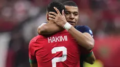Pemain Prancis,&nbsp;Kylian Mbappe memeluk pemain Maroko, Achraf Hakimi setelah laga semifinal Piala Dunia 2022 yang berlangsung di Al Bayt Stadium, Qatar, Rabu (14/12/2022) waktu setempat. (AP Photo/Manu Fernandez)