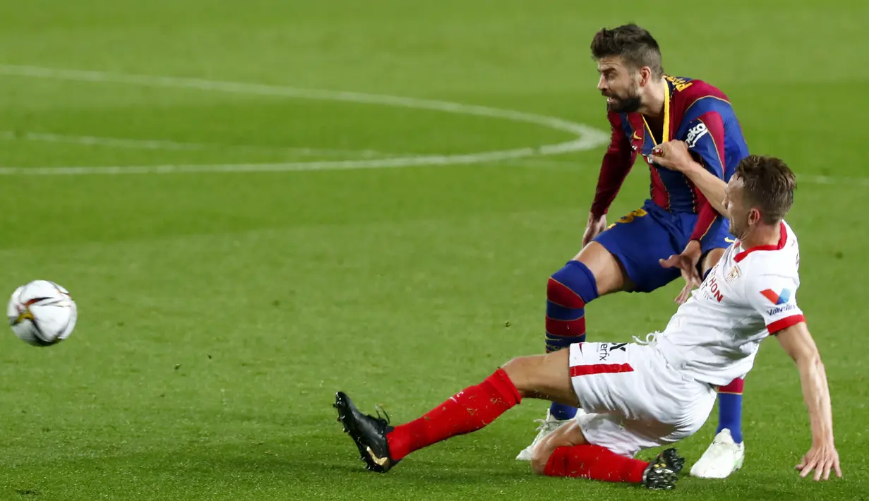 Bek Sevilla, Luuk de Jong kaos bek Barcelona, Gerard Pique pada pertandingan leg kedua babak semifinal Copa del Rey di stadion Camp Nou di Barcelona, Spanyol, Kamis (4/3/2021). Barcelona menang agregat 3-2 atas Sevilla. (AP Photo/Joan Monfort)