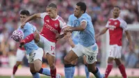 Duel antara Leandro Trossard dan Rodri pada laga Arsenal vs Manchester City di pekan ke-5 Premier League 2025/2026 - AP Photo/Kin Cheung