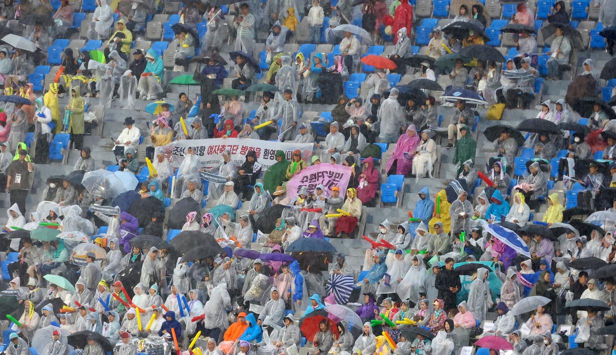 Pertandingan yang berlangsung di Suwon Stadium, Korea Selatan, pada Rabu (20/05/2026) waktu setempat menjadi pertemuan pertama sejak delapan tahun lalu ketika tim Korea Utara bertemu dengan tim Korea Selatan. (AP Photo/Lee Jin-man)