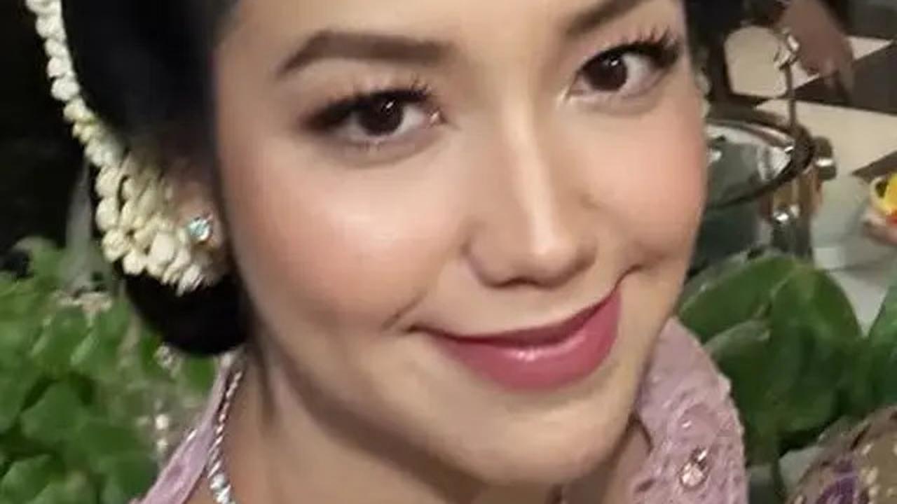 6 Potret Tujuh Bulanan Kehamilan Pertama Velove Vexia dengan Adat Jawa Dibalut Kebaya Pink hingga Wajah Suaminya Terungkap