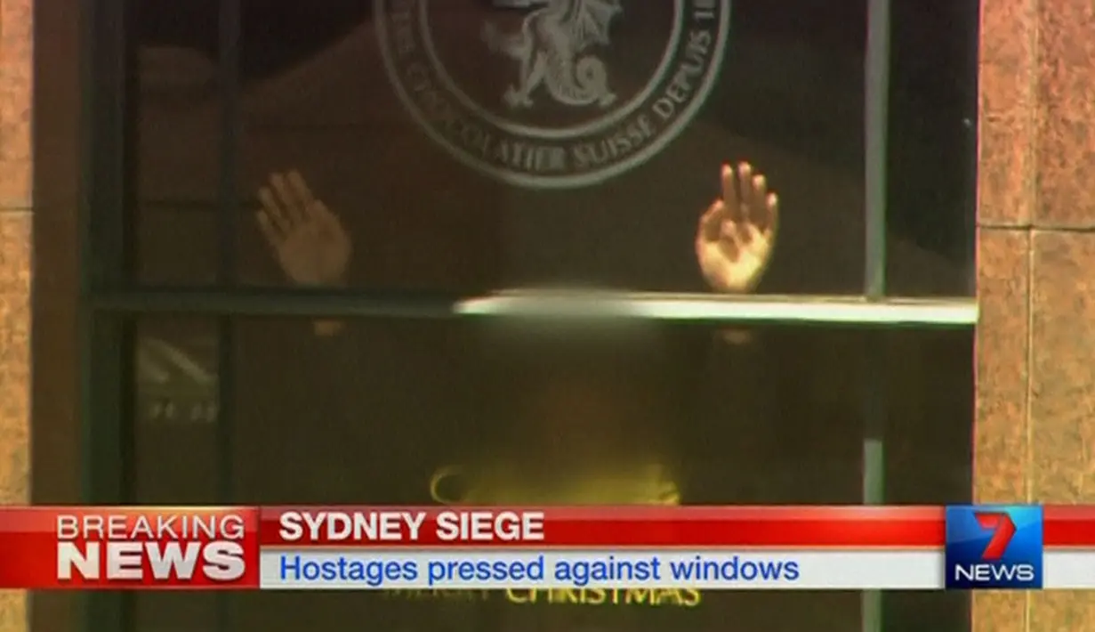 Potongan gambar video yang menggambarkan situasi penyanderaan yang terjadi di kafe Lindt di Sydney, Australia (15/12/2014). Puluhan sandera terperangkap di dalam kafe Lindt, Sydney, Australia. (REUTERS/Reuters TV via Seven Network/Courtesy Seven Network)