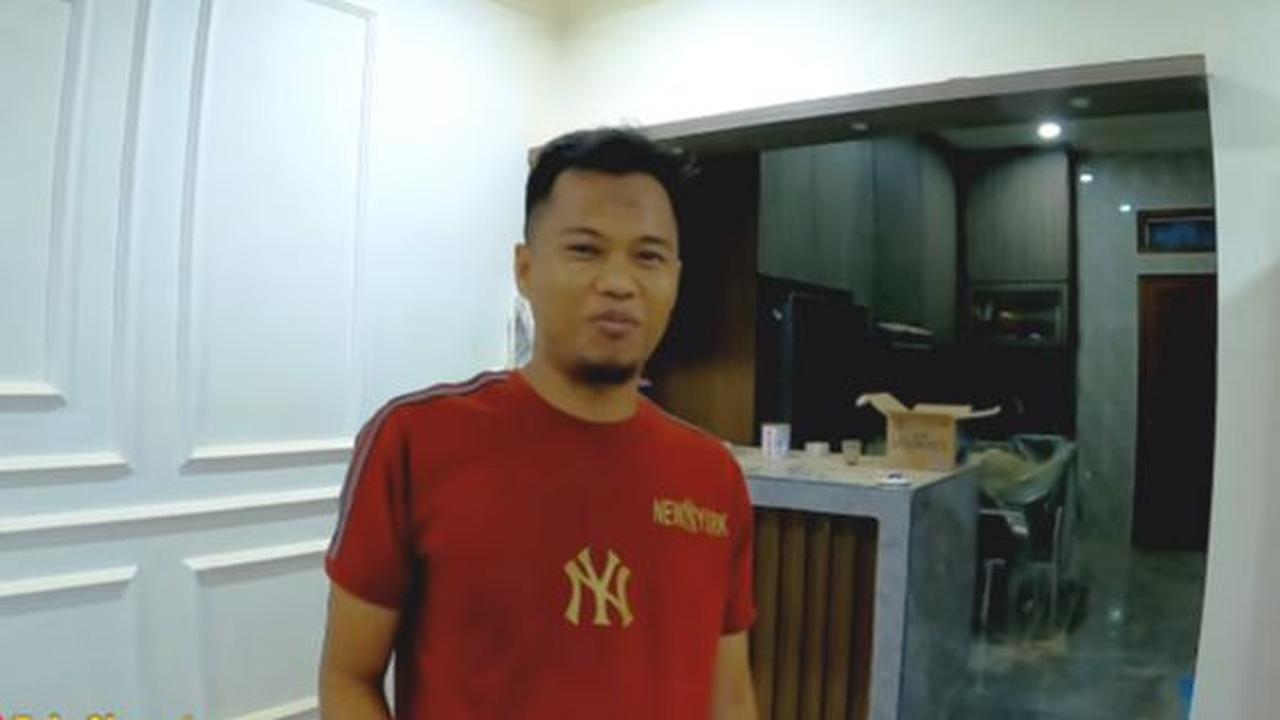 Sehingga, tempat tinggalnya tersebut juga memiliki tempat usaha yang bakal dirintis keluarga jika dirinya kembali ke Tanah Suci di masa mendatang.