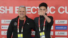 Pelatih Filipina, Albert Capellas (kiri) bersama pemain Filipina, Sandro Reyes berfoto bersama setelah konferensi pers jelang laga terakhir Grup B Piala AFF 2024 melawan Timnas Indonesia di Stadion Sriwedari, Solo, Jawa Tengah, Jumat (20/12/2024). (Bola.com/Abdul Aziz)