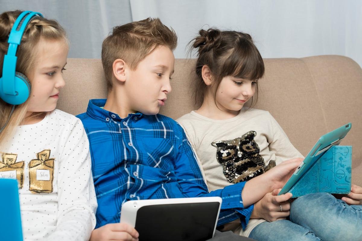 Ilustrasi Anak Bermain Gadget