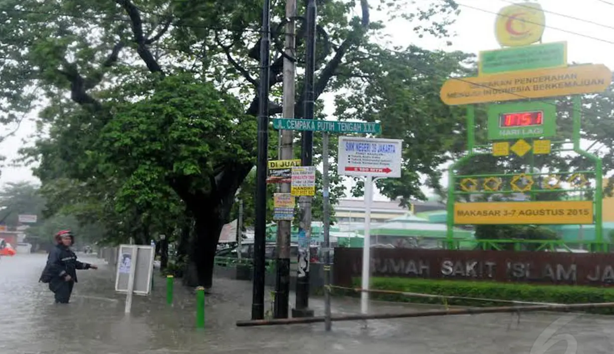 Banjir setinggi sekitar 30 cm tampak mengepung kawasan Rumah Sakit Islam Jakarta, Senin (09/02/14) akibat hujan yang mengguyur sejak Minggu malam