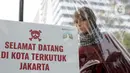 Aktivis lingkungan mengangkat poster bertuliskan pesan-pesat saat melakukan demonstrasi di depan Balai Kota DKI Jakarta, Jumat (16/9/2022). Aksi tersebut memperingati satu tahun kemenangan warga negara untuk hak udara bersih. Meski telah menang, menurut mereka belum ada satu pun putusan hakim yang dijalankan para tergugat. (Liputan6.com/Faizal Fanani)