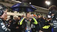 Pembalap Yamaha Valentino Rossi bersiap sebelum mengikuti MotoGP Qatar di Sirkuit Losail, Minggu (10/3/2019). (AFP/Karim Jaafar)