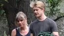 Taylor Swift dan Joe Alwyn tertangkap kamera tengah naik gunung di Malibu minggu kemarin. (Splash News/Cosmopolitan)