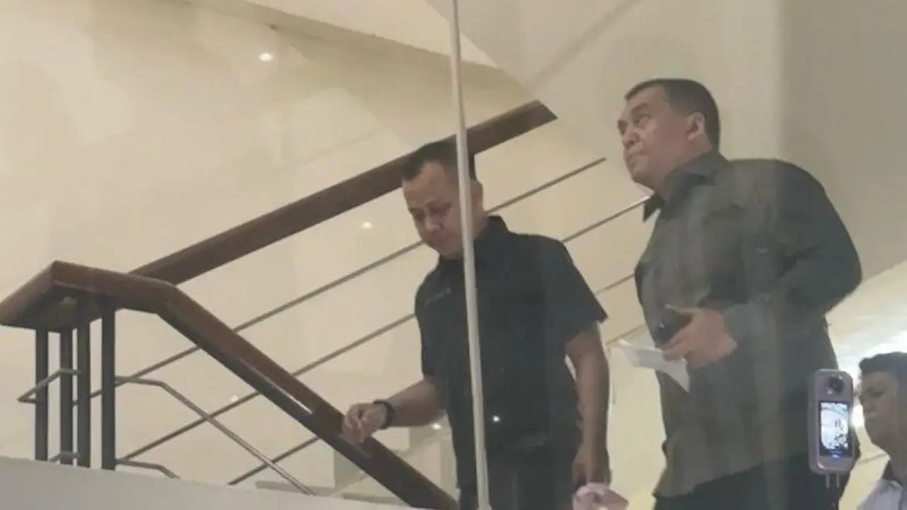 Dicari KPK, Silmy Karim Muncul Jelang Tengah Malam
