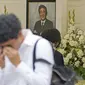 Reaksi seorang pria setelah memberi bunga dan doa untuk mantan Perdana Menteri Jepang Shinzo Abe di kuil Zojoji, Tokyo, Sabtu (8/7/2023). (AP Photo/Shuji Kajiyama)