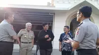 Para pejabat Akpol dan IPDN berbincang di halaman RS Bhayangkara Semarang. (foto : Liputan6.com/felek wahyu/edhie prayitno ige)