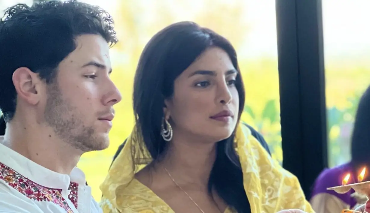 Priyanka Chopra dan Nick Jonas tampil dalam balutan baju khas India.  [Foto: Instagram/ Priyanka Chopra]