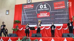 Ketua Nasional Tim Alpha Relawan Capres dan Cawapres Jokowi-Ma'ruf Amin, Rieke Diah Pitaloka menyanyi bersama pada acara deklarasi dan pelantikan relawan Tim Alpha Zona Papua di Kota Timika, Jumat (26/10). (Liputan6.com/Pool/Arif)