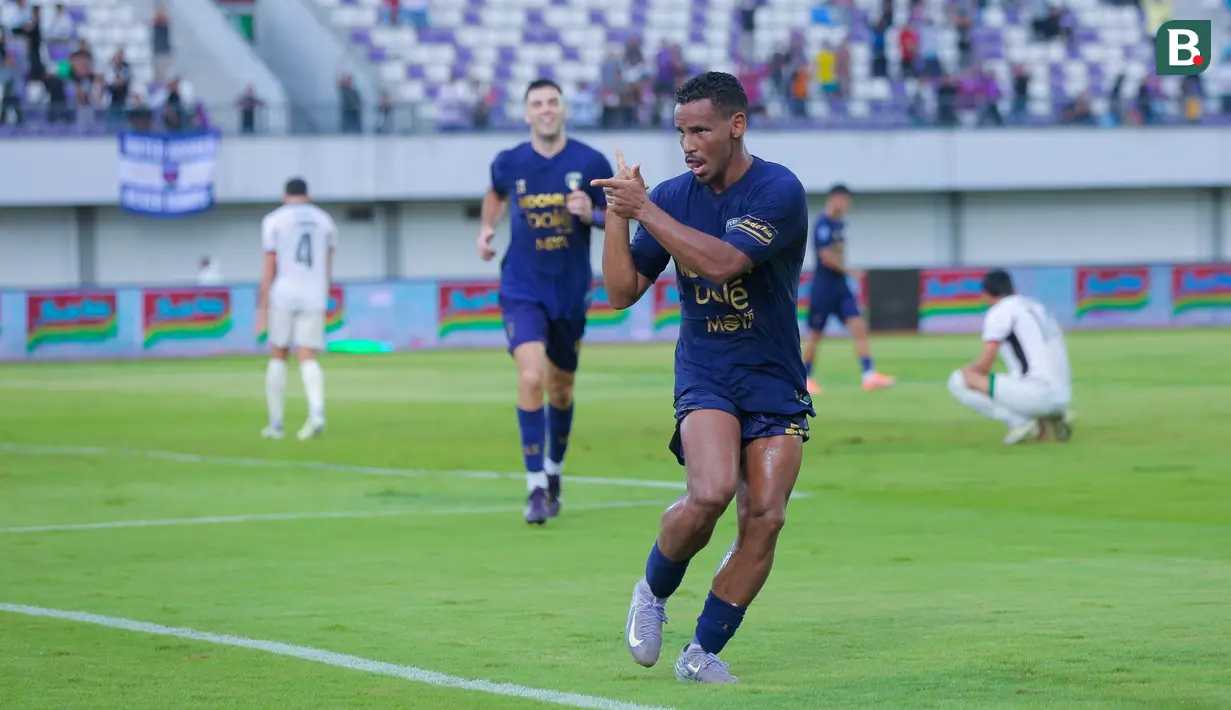Pemain Persita Tangerang, Eber Bessa, melakukan selebrasi setelah mencetak gol ke gawang Persik Kediri dalam laga lanjutan BRI Super League 2025/2026 di Stadion Indomilk Arena, Minggu (21/12/2025) sore WIB. (Bola.com/ M Iqbal Ichsan)