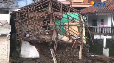 Sebelumnya, penghuni rumah telah diperingatkan warga soal batu pondasi rumah mereka telah bergeser akibat derasnya arus Kali Ciliwung.