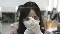 Seorang pekerja medis menghadiri sesi pelatihan untuk mempelajari cara memberikan suntikan vaksin COVID-19 di Asosiasi Perawat Korea di Seoul, Korea Selatan (17/2/2021).  Korea Selatan berencana untuk memulai inokulasi virus COVID-19 dengan vaksin AstraZeneca pada 26 Februari mendatang. (AP Photo/Ah