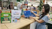 Pengunjung berbelanja menggunakan solusi omnichannel Blibli melalui fitur Click&Collect yang mengintegrasikan pengalaman belanja online dan offline di Farmers Market Tokyo HUB PIK 2, Tangerang, Banten (17/12/2022) (Liputan6.com)