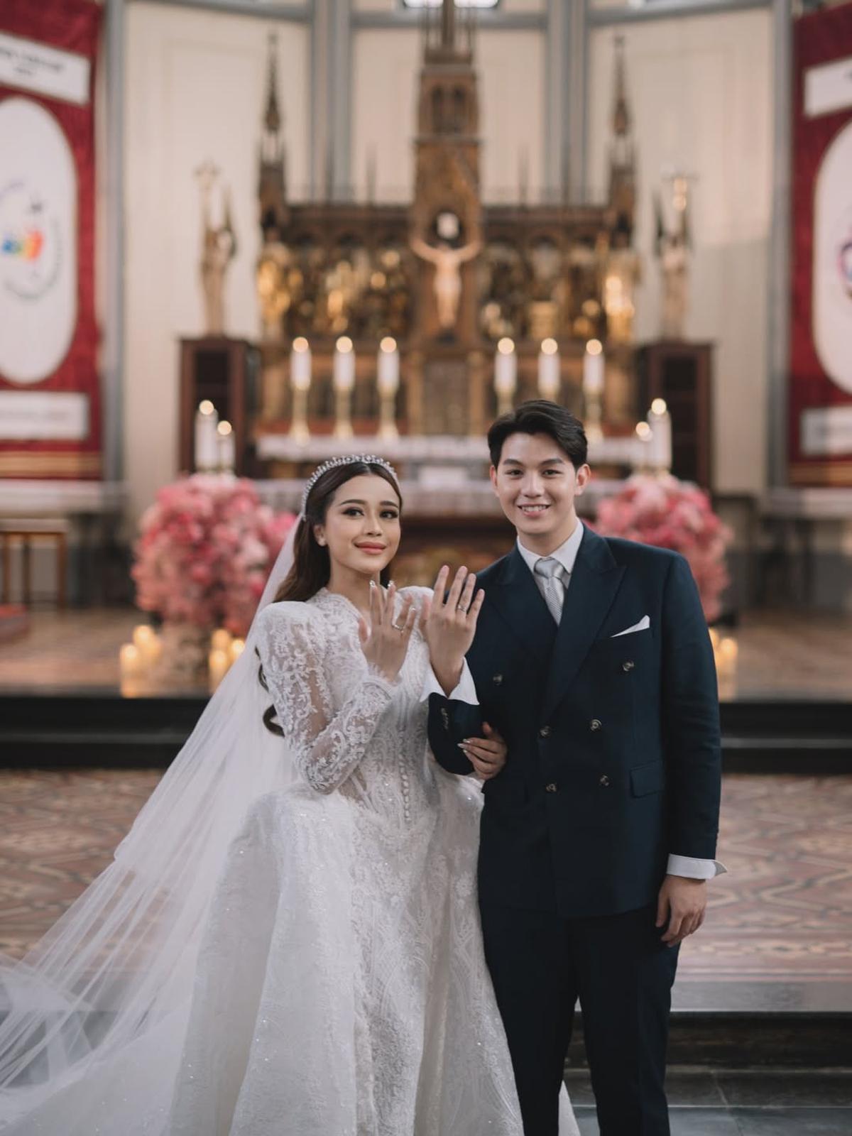 Bak Royal Couple, Brisia Jodie dan Jonathan Alden Resmi Menikah dalam Balutan Busana Pengantin Klasik di Gereja Katedral