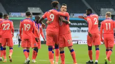 Pemain Chelsea merayakan gol yang dicetak Tammy Abraham ke gawang Newcastle United pada laga lanjutan Liga Inggris di St James Park, Sabtu (21/11/2020) malam WIB. Chelsea menang 2-0 atas Newcastle United. (AFP/Lindsey Parnaby/pool)