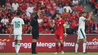 Wasit Shaun Evans memberi kartu merah kepada pemain Indonesia, Jordi Amat saat menghadapi Irak pada laga Grup F putaran kedua Kualifikasi Piala Dunia 2026 zona Asia antara Timnas Indonesia menghadapi Irak di Stadion Utama Gelora Bung Karno (SUGBK), Senayan, Jakarta, Kamis (6/6/2024). (Bola.com/M Iqbal Ichsan)